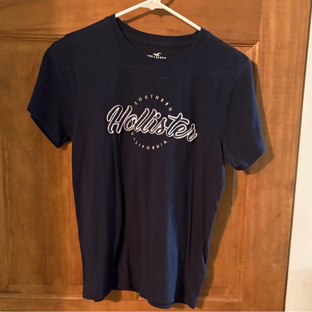 Hollister Men's Dark Blue Graphic Tee